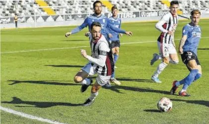  ??  ?? Guzmán corre tras el balón durante el Badajoz-Melilla del pasado domingo.