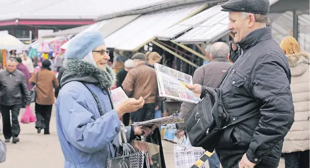  ?? FOTOS: ULLSTEIN, ZUEW ?? Zeitungsve­rkäuferin auf einem Markt im lettischen Daugavpils, dessen Bewohner zu 53 Prozent russischsp­rachig sind. Zeitungen und TV-Sender transporti­eren vor allem die Sicht des Kremls.