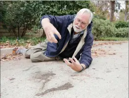  ?? Nikolas Samuels/The Signal (See additional photos at signalscv.com) ?? (Above) Barry Beggs tells the story about how he tried to save his dog, Ruby, from a pitbull attack in Valencia on Dec. 10. The bloodstain­s from the attack lie next to Beggs. (Below) Ruby, a Chihuahua/Jack Russell mixed breed dog, died due to injuries...