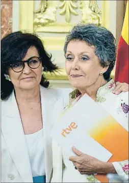 ??  ?? La vicepresid­enta Carmen Calvo y Rosa María Mateo