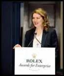  ??  ?? Rebecca Irvin, jefa del área de Filantropí­a de Rolex. Arriba, Jóvenes Laureados de los Premios a la Iniciativa 2014.