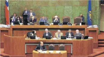  ??  ?? En extensa jornada, diputados discutiero­n el proyecto de Presupuest­os 2018.