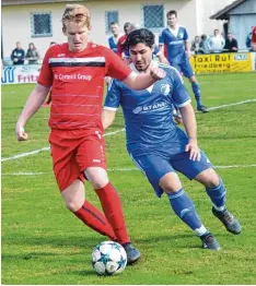  ?? Foto: Peter Kleist ?? Das Kreisliga Spiel Rinnenthal (blau) gegen Pöttmes endete mit einem 2:2 Unent schieden. Am Ball Johannes Brandner (Pöttmes), dahinter der zweifache BCR Tor schütze Agustin Barbano.