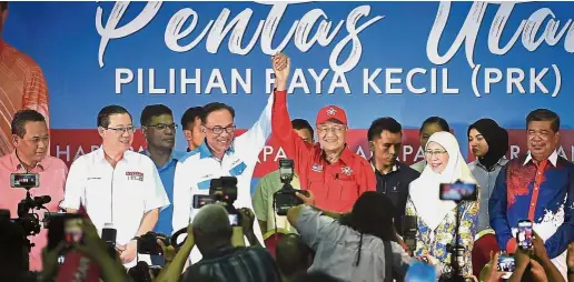  ?? — Bernama ?? United:Dr Mahathir, Anwar, Dr Wan Azizah, Guan Eng and Mat Sabu in a show of support during a political rally in Port Dickson. With them are other Pakatan leaders.