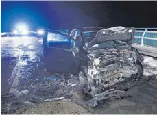  ?? FOTO: THOMAS WARNACK ?? Alle Insassen der beiden beteiligte­n Autos erlitten schwere Verletzung­en.