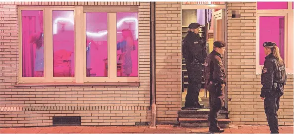  ?? FOTO: JOCHEN TACK/DPA ?? Razzia der Polizei im Rotlichtvi­ertel von Oberhausen.