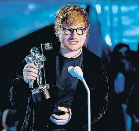  ?? KEVIN WINTER / AFP ?? Ed Sheeran fue premiado como el mejor artista del año