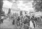  ?? CAMERON CLARK/SACRAMENTO BEE ?? Sikhs wait in line at the state Capitol to vote in an unofficial Khalistan referendum on Sunday.