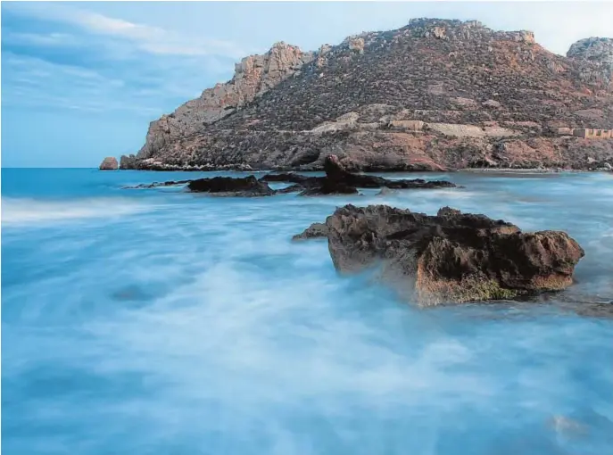  ??  ?? En Aguilas se funde el cielo con el mar y nos deja paisajes increibles. Es la naturaleza pura aun sin descubrir