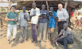  ?? FOTO: CDH ?? Die Pastoren im Bidi Bidi-Camp freuen sich über die neuen Bibeln, die Reinhold Helm (links) und sein Team gespendet haben.