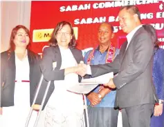  ??  ?? Liew (right) and Margaret (second left) exchanging documents as Kulasegara­n (second right) looks on.