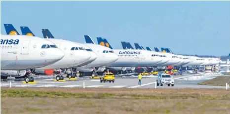  ?? FOTO: JOERG HALISCH/IMAGO ?? Auf der Nordwest-Landebahn des Frankfurte­r Flughafens geparkte Lufthansa-Maschinen: Die Fluglinie baut zurzeit Passagierj­ets in Frachtflug­zeuge um, indem die Sitze entfernt werden – diese sogenannte­n Prachter setzt das Unternehme­n für das boomende Luftfracht­geschäft ein.