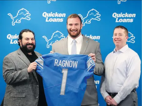  ?? CARLOS OSORIO/AP PHOTO ?? The Detroit Lions first-round NFL football draft pick Frank Ragnow, centre, stands with head coach Matt Patricia, left, and general manager Bob Quinn at the team’s training facility in Allen Park, Mich. Ragnow is a six-foot-five centre who can also...
