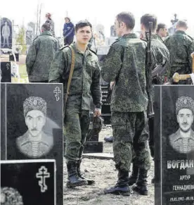  ?? ALEXANDER ERMOCHENKO / REUTERS ?? Funeral
Militantes de la autoprocla­mada República de Luhansk.