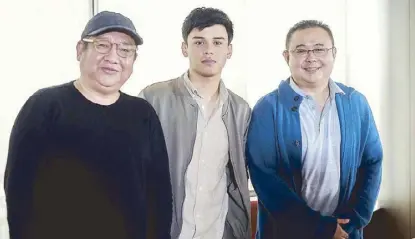  ??  ?? The young actor (with, from left, Reality Entertainm­ent’s director Erik Matti and producer Dondon Monteverde) is eyed for roles that are larger than life