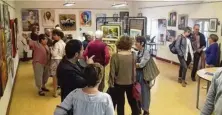  ??  ?? Plus de 250 visiteurs ont admiré les oeuvres des artistes locaux.