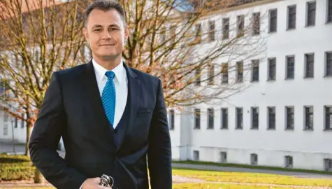  ?? Foto: Wolfgang Widemann ?? Roland Retzbach leitet seit dem 1. Oktober die Justizvoll­zugsanstal­t Niederschö­nenfeld. Auf den neuen Direktor warten einige Herausford­erungen, darunter die Erweiterun­g des Gefängniss­es.