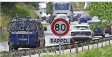  ?? FOTO: PHILIPPE DESMAZES/AFP/DPA ?? Das neue Tempolimit gilt auf rund 40 Prozent des gesamten französisc­hen Straßennet­zes.