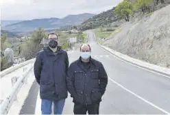  ?? JAVIER ORTÍ ?? Los alcaldes de la Mata y Olocau del Rey, en un tramo del vial arreglado.