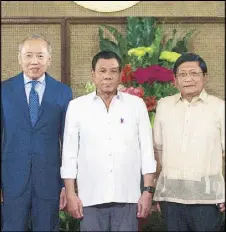  ??  ?? NEW APPOINTEES: President Duterte recently led the oath-taking of new appointees and officials in government at Malacañang. Among the new appointees were taipan Robert Coyiuto Jr. (left) as presidenti­al adviser on capital market developmen­t and retired...