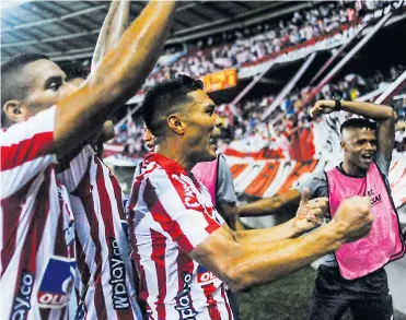  ?? JESÚS RICO ?? El delantero barranquil­lero celebra emocionado su tanto frente a Jaguares, junto a dos de sus compañeros.