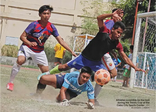  ?? JAY ROMMEL LABRA ?? Athletes scramble for the ball during the Thirsty Cup at the Cebu City Sports Center.