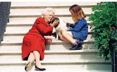  ?? FOTO: BARRY THUMMA/AP ?? 1991 spielten die damalige First Lady Barbara Bush und ihre gleichnami­ge Enkelin mit Hund Millie.