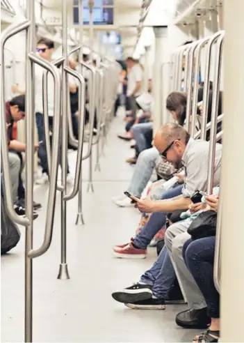  ??  ?? ► Pasajeras del Metro se mostraron a favor de la idea de los parlamenta­rios.