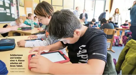  ?? THORSTEN LINDEKAMP / FUNKE FOTO SERVICES ?? Schülerinn­en und Schüler einer 4. Klasse arbeiten mit ihrem Tablet.