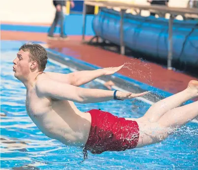  ?? Picture: Andy Thompson. ?? The open air pool opens for its new season today.