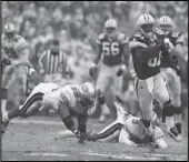  ?? Associated Press ?? HISTORY
In this Jan. 4, 1997, file photo, the Packers’ Desmond Howard eludes the 49ers’ Kevin Mitchell (55) and punter Tommy Thompson on the way to a touchdown on a punt return.