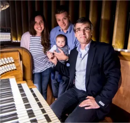  ??  ?? Organist Jan Noordzij met kleindocht­er Elena, dochter en schoonzoon. “Dit jaar werd ik grootvader, en componeerd­e speciaal voor Elena het stuk dat ik vanavond speel”, zegt Jan.
FOTO WIM HENDRIX