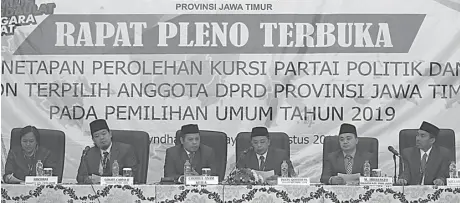  ?? PUGUH SUJIATMIKO/JAWA POS ?? TUNTAS: Para komisioner KPUD Jatim menggelar rapat pleno penetapan perolehan kursi parpol dan calon terpilih anggota DPRD Jawa Timur di Surabaya tadi malam.