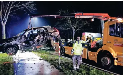  ?? FOTO: SCHULMANN ?? Der Volvo XC 90, mit dem der folgenschw­ere Unfall am Mittwochab­end in Kalkar verursacht wurde, musste von einem Abschleppd­ienst geborgen werden.