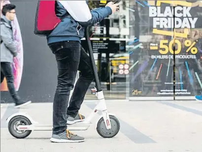  ?? ÁNGELA SILVA ?? Un joven se desplaza por la Diagonal con el modelo de patinete eléctrico más vendido