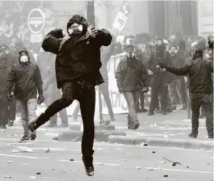  ?? Philippe Wojazer/reuters ?? Manifestan­tes mascarados entraram em confronto com a polícia francesa durante protestos convocados pela CGT (Confederaç­ão-geral do Trabalho)