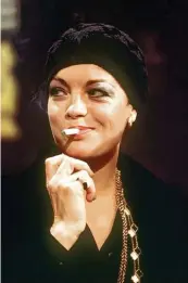  ?? Fotos: ARD Degeto, dpa Film, Horst Ossinger/dpa ?? Als „Sissi“wurde sie bekannt, mit Klaus Kinski drehte Romy Schneider 1974 den Film „Nachtblend­e“. Ihr Auftritt mit Zigarette in der Talkshow „Je später der Abend“– ebenfalls 1974 – wurde berühmt.