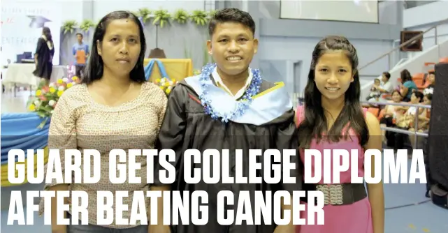  ?? NICKO TUBO / SUNSTAR PHILIPPINE­S ?? THE GRADUATE. Manuel Alibong Jr. attends his graduation at the Lapu-Lapu City College with his wife Iris (left) and daughter Mariz Angela (right).