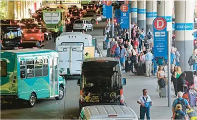  ?? MIKE STOCKER/SOUTH FLORIDA SUN SENTINEL ?? Traffic backs up in the terminal for passenger pickup and drop-off at Fort Lauderdale-Hollywood Internatio­nal Airport on Friday.
