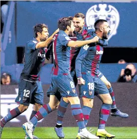  ??  ?? El defensa Érick Cabaco (18) es felicitado por sus compañeros tras su gol, durante el partido que Levante ganó 2-1 al Barça. Foto Ap