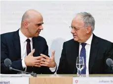  ?? (PETER KLAUNZER/KEYSTONE) ?? Alain Berset et Johann Schneider-Ammann.