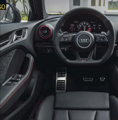  ??  ?? FACILIDADE­S. El cuadro de mandos digital Audi Virtual Cockpit viene de serie; sus vistas se pueden configurar en función de nuestras necesidade­s. La Alcántara del volante es hasta necesaria en un coche como éste.