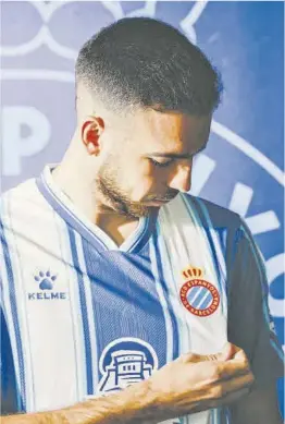  ?? RCDE ?? Edu Expósito, ayer, luce la camiseta del Espanyol, su nuevo club.