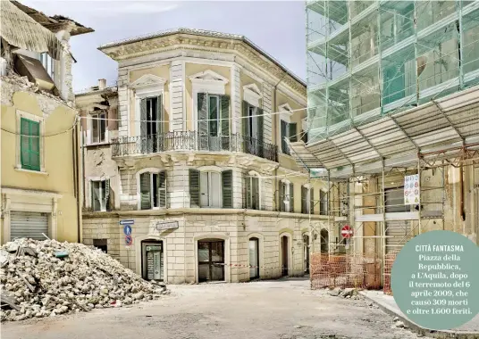  ??  ?? CITTÀ FANTASMA Piazza della Repubblica, a L’Aquila, dopo il terremoto del 6 aprile 2009, che causò 309 morti e oltre 1.600 feriti.