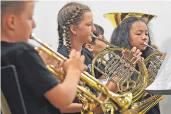  ?? FOTO: BERND BAUR ?? Die Schüler der Dollinger-Realschule haben beim musischen Abend in der Aula ihr Können an den Instrument­en gezeigt.