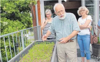  ?? SZ-FOTO: EIS ?? Woldemar Mammel erklärt den Landfrauen aus Obermarcht­al alles rund um die Albleisa.