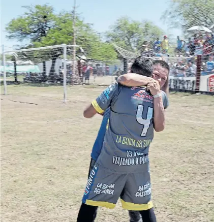  ?? GABRIEL PECOT ?? Abrazo del alma. Chechi, el arquero, llegó de última con un remisero que lo llevó hasta Pinto.