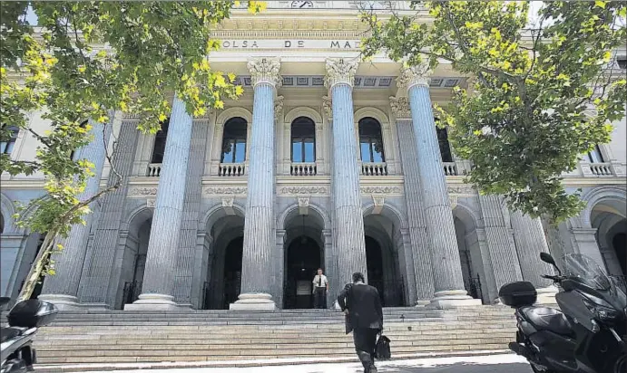  ?? ÁNGEL NAVARRETE / BLOOMBERG ?? Entrada al imponente edificio de la bolsa de Madrid, en la plaza de la Lealtad, en pleno centro de la capital