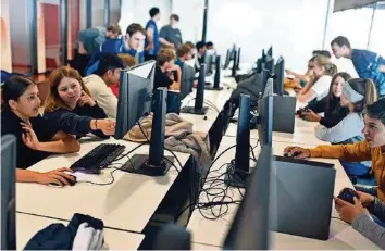  ??  ?? Am Digitaltag versuchten sich die Schüler der Oberstufe an verschiede­nen E-sport-spielen.
KEYSTONE