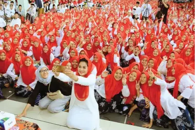  ?? TIM PEMENANGAN GUS IPUL-MBAK PUTI FOR JAWA POS ?? DEKAT GENERASI MILENIAL: Mbak Puti wefie dengan santriwati di Ponpes Al Falah, Ploso, Kediri. Setelah flash mob jingle Kabeh Sedulur, Mbak Puti mengadakan sesi sharing yang berjalan dengan guyub dan santai.